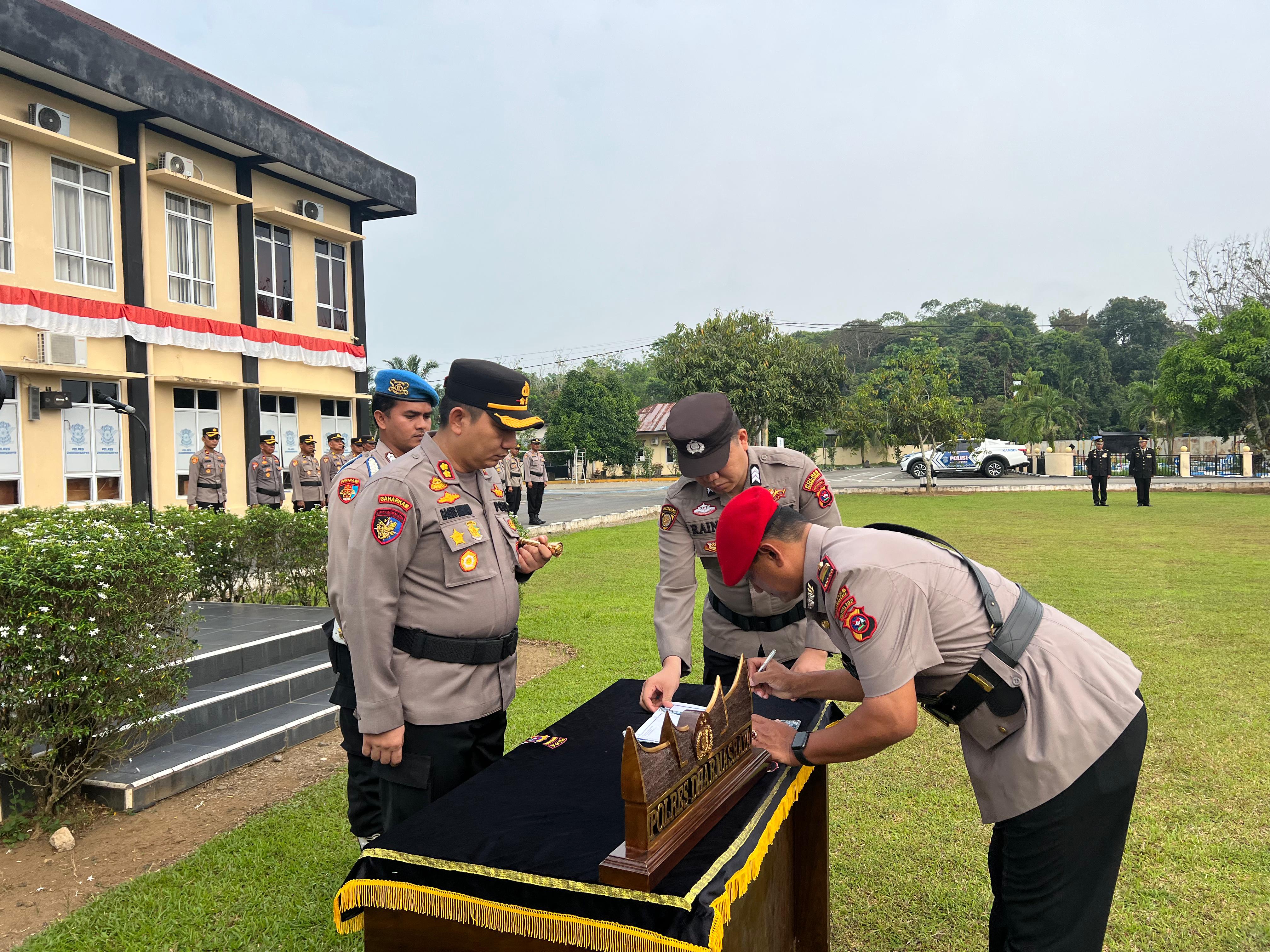 Kapolres Dharmasraya Pimpin Upacara Serah Terima Kasat Reskrim dan Wisuda Purna Bhakti