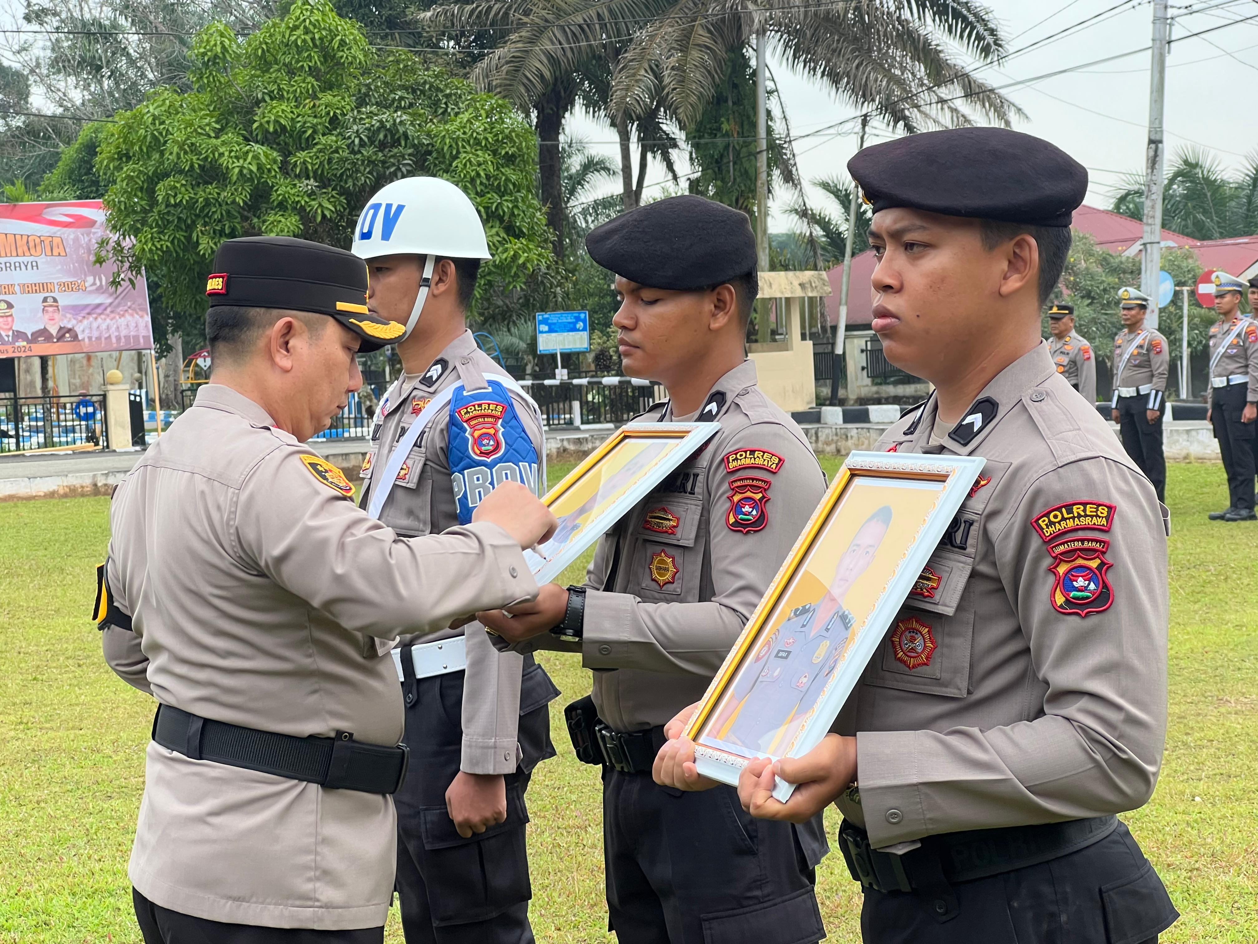 Kapolres Dharmasraya Pimpin Upacara PTDH  Dua Personel Polri