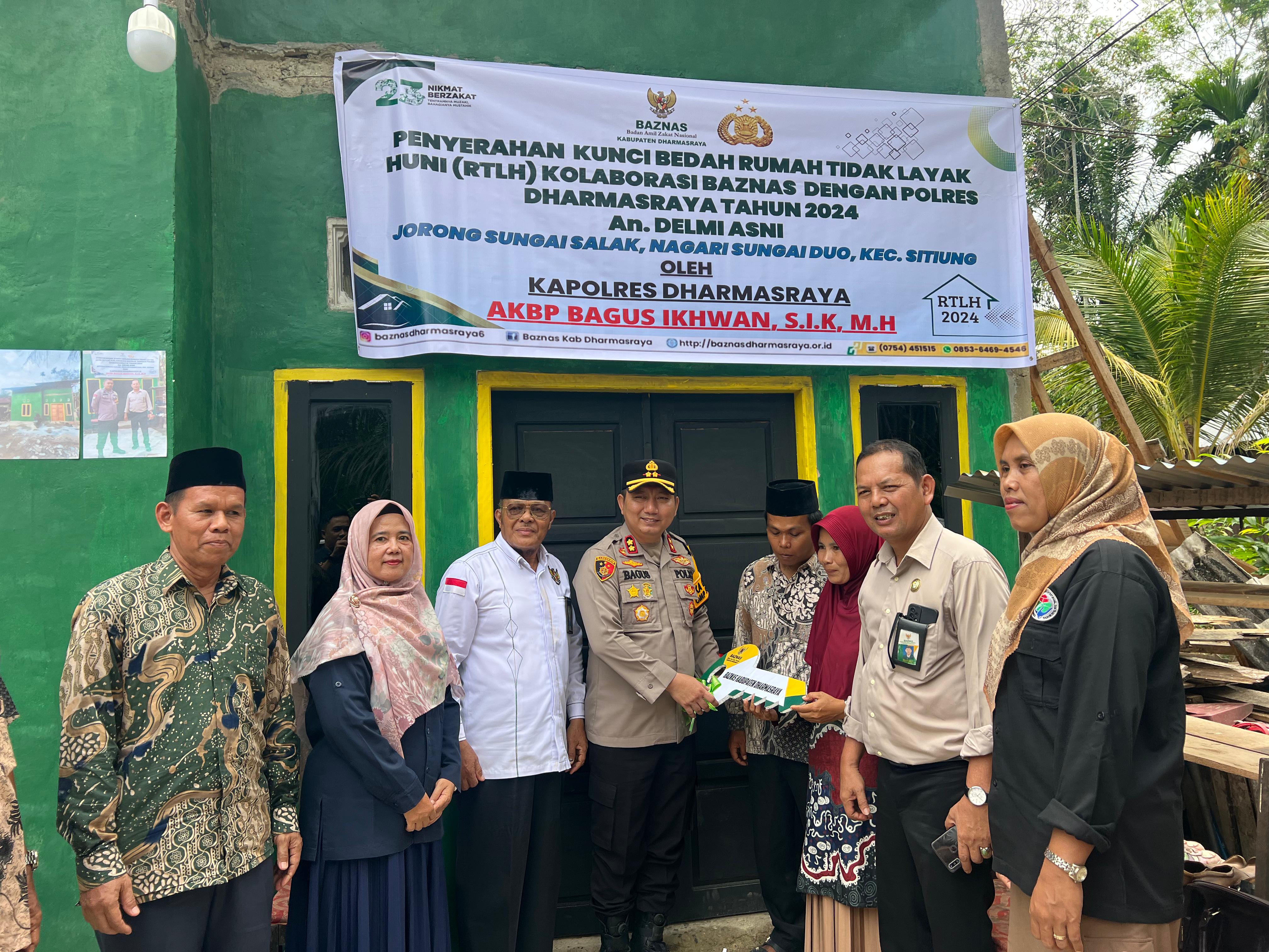 Kolaborasi Polres Dharmasraya dengan Baznas: AKBP Bagus Ikhwan Serahkan Kunci Bedah Rumah Tidak Layak Huni 2024