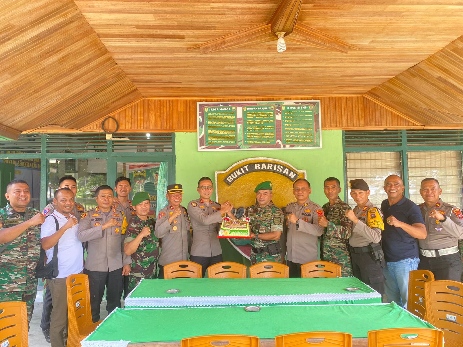 Polres Dharmasraya Berikan Kejutan di HUT ke-79 TNI kepada Koramil 03/Pulau Punjung