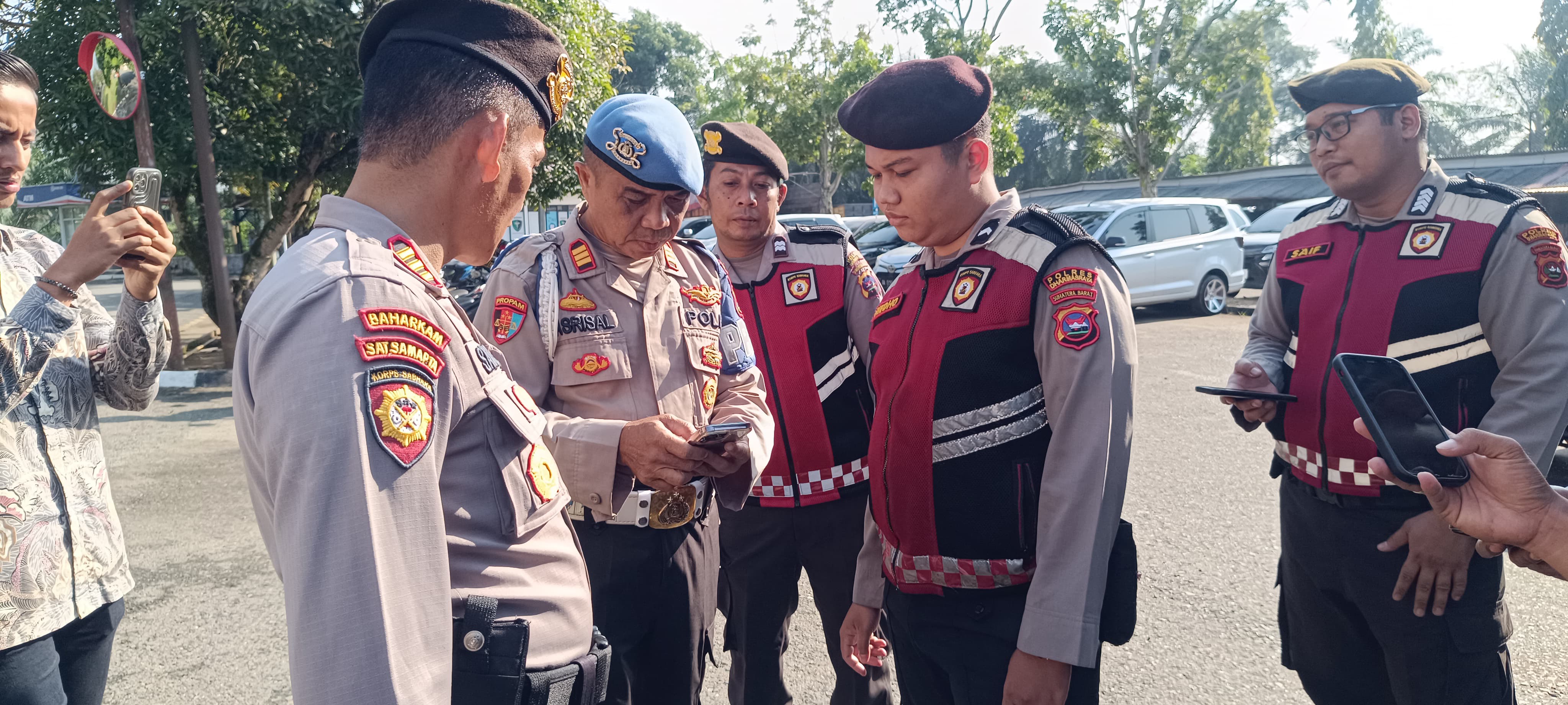 Cek Judi Online, Pinjam online Propam Periksa HP Anggota Polres Dharmasraya
