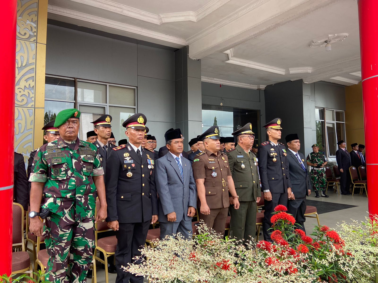 Wakapolres Dharmasraya Hadiri Upacara Peringatan Hari Pahlawan dan Hari Kesehatan Nasional 2024