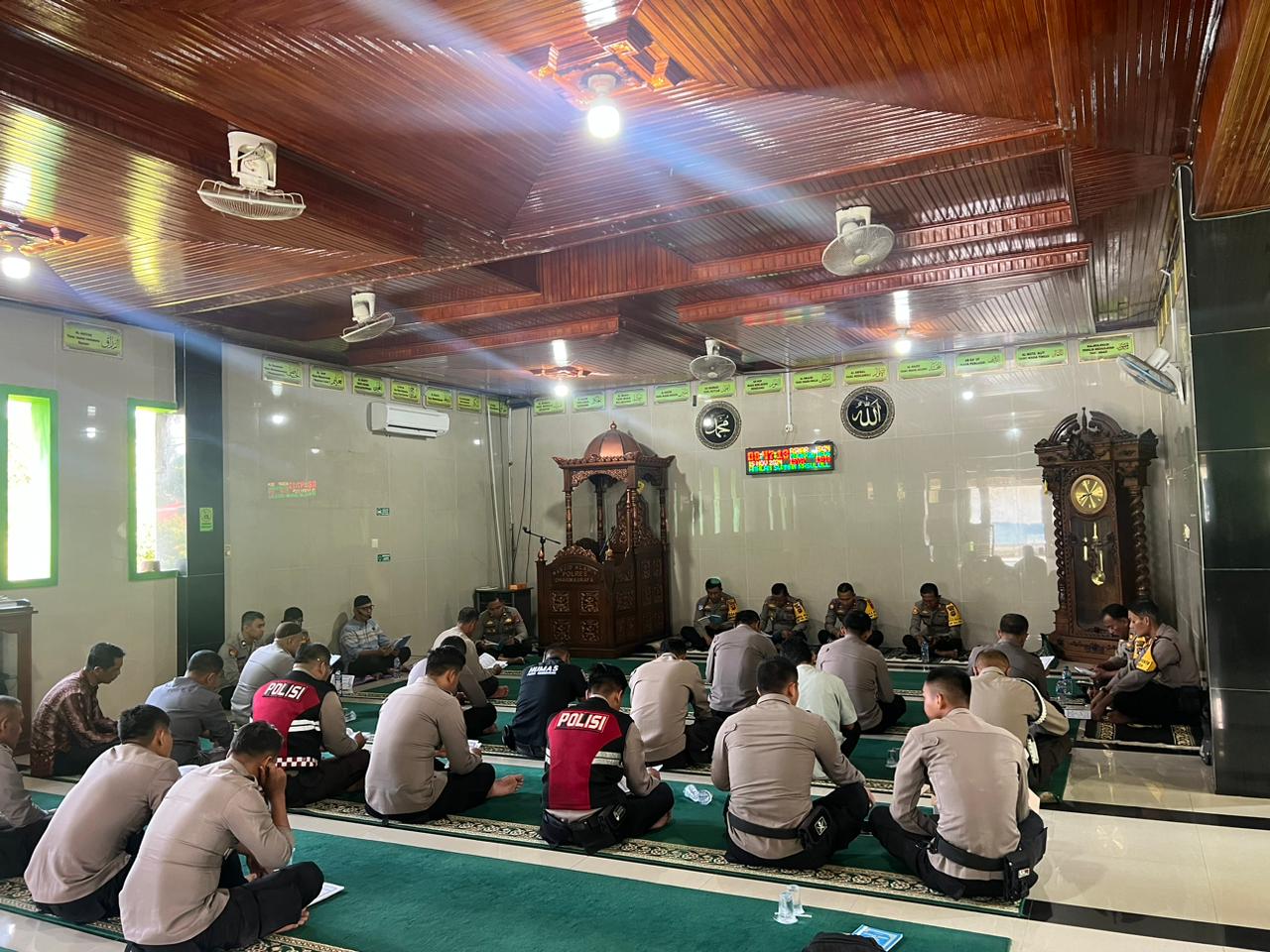 Polres Dharmasraya Laksanakan Binrohtal dengan Pembacaan Yasinan Bersama