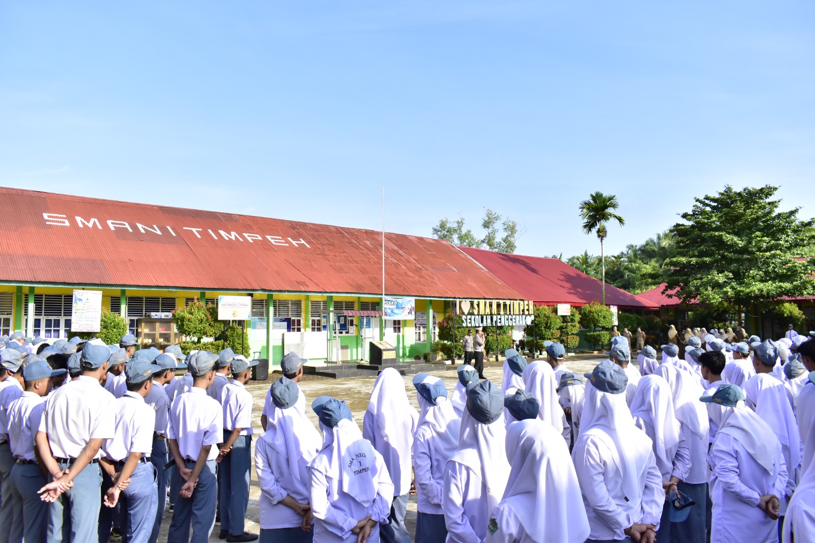 Kasat Lantas Polres Dharmasraya Pimpin Apel dan Sosialisasi Tertib Lalu Lintas di SMA N 1 Timpeh