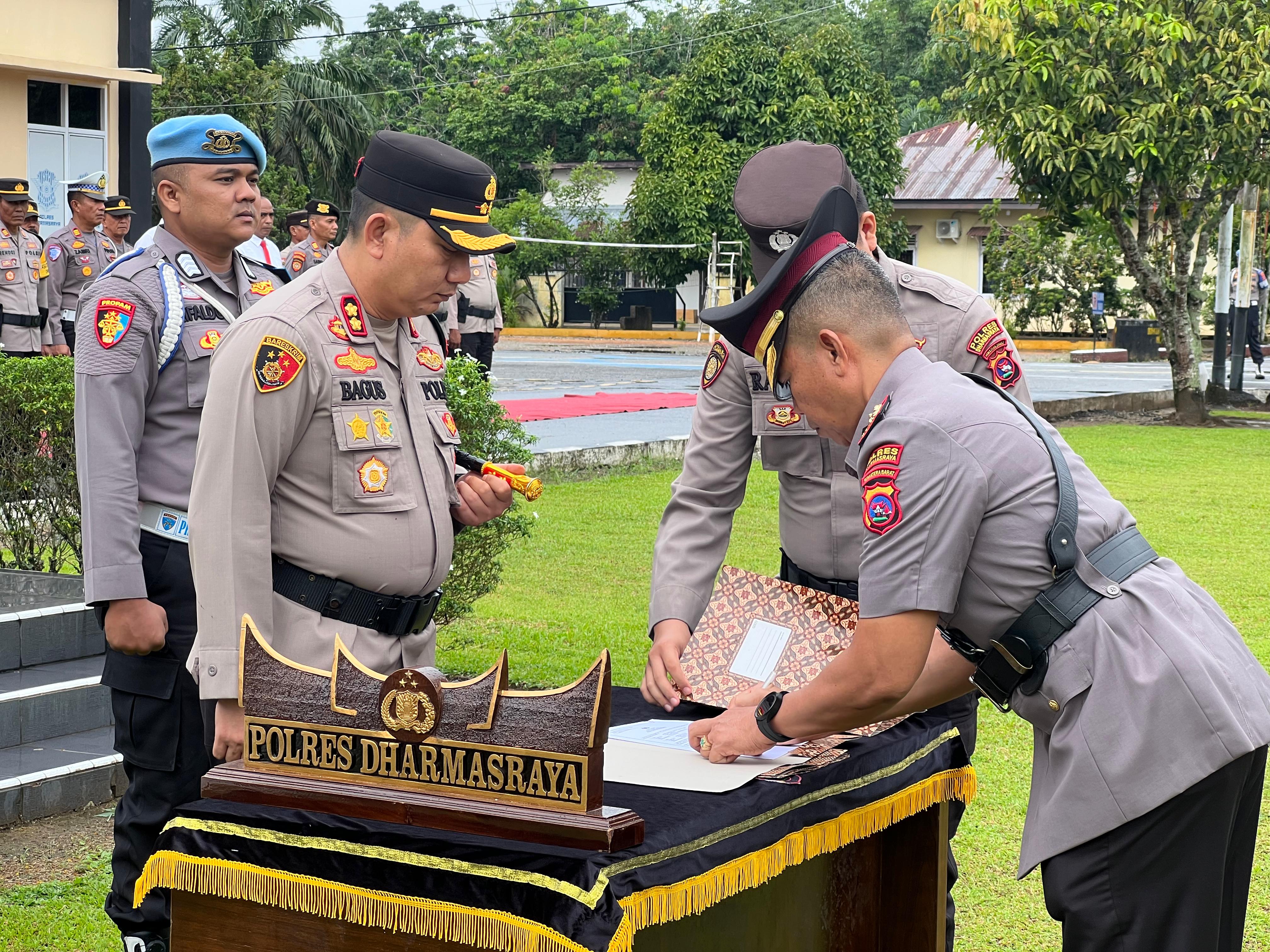 Kapolres Dharmasraya Pimpin Upacara Sertijab Wakapolres dan Kabagren