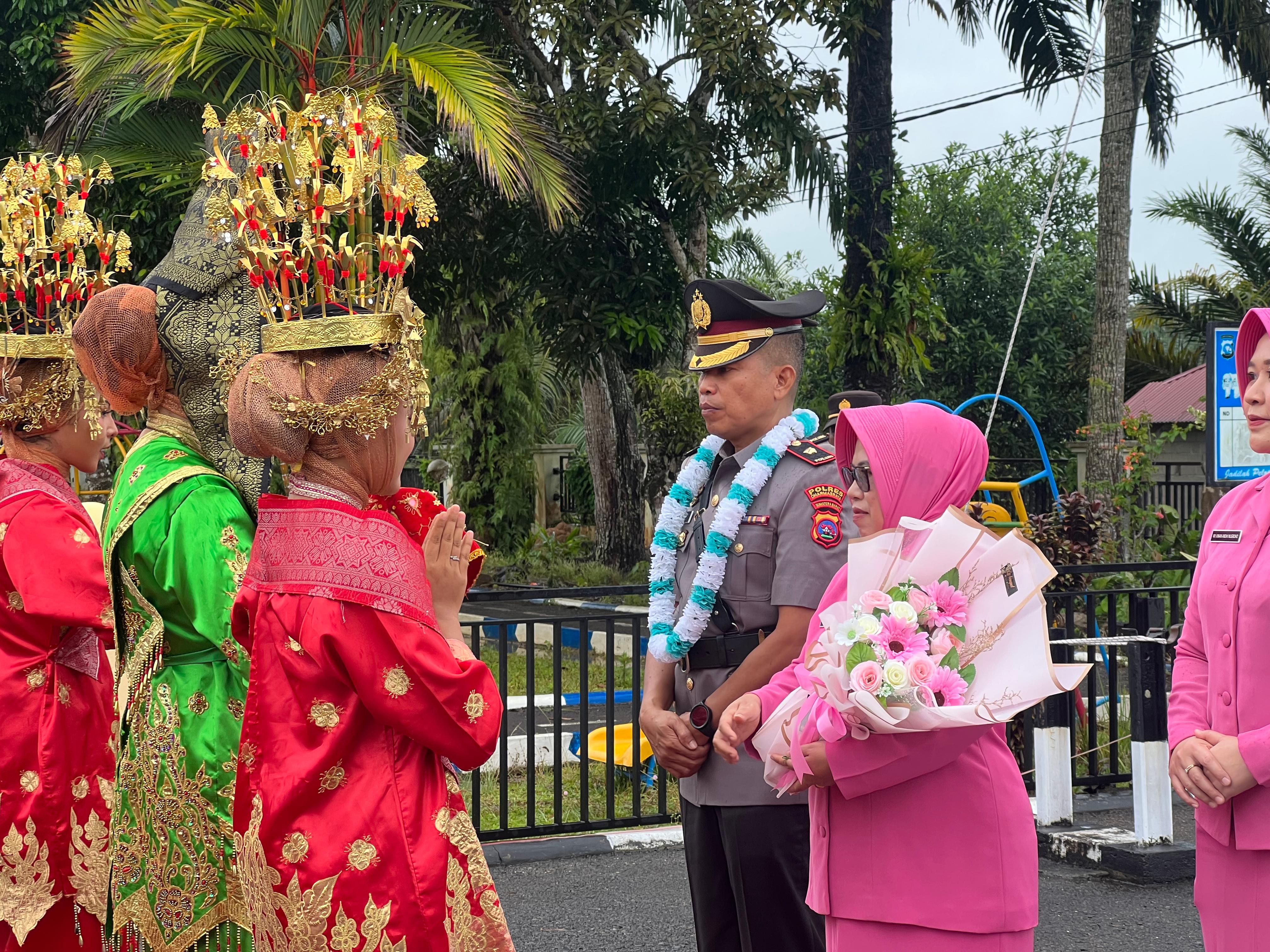 Welcome dan Farewell Parade Wakapolres Dharmasraya dengan Tradisi Pedang Pora