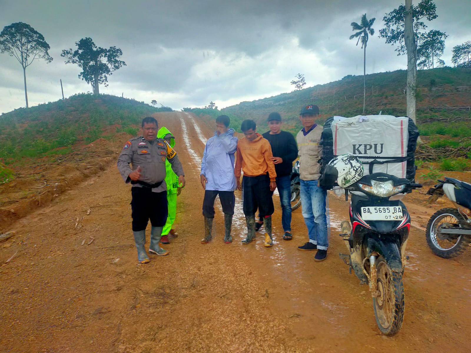 Pengawalan Logistik Pilkada Serentak 2024: Perjalanan 8 Jam di Tengah Hujan Deras