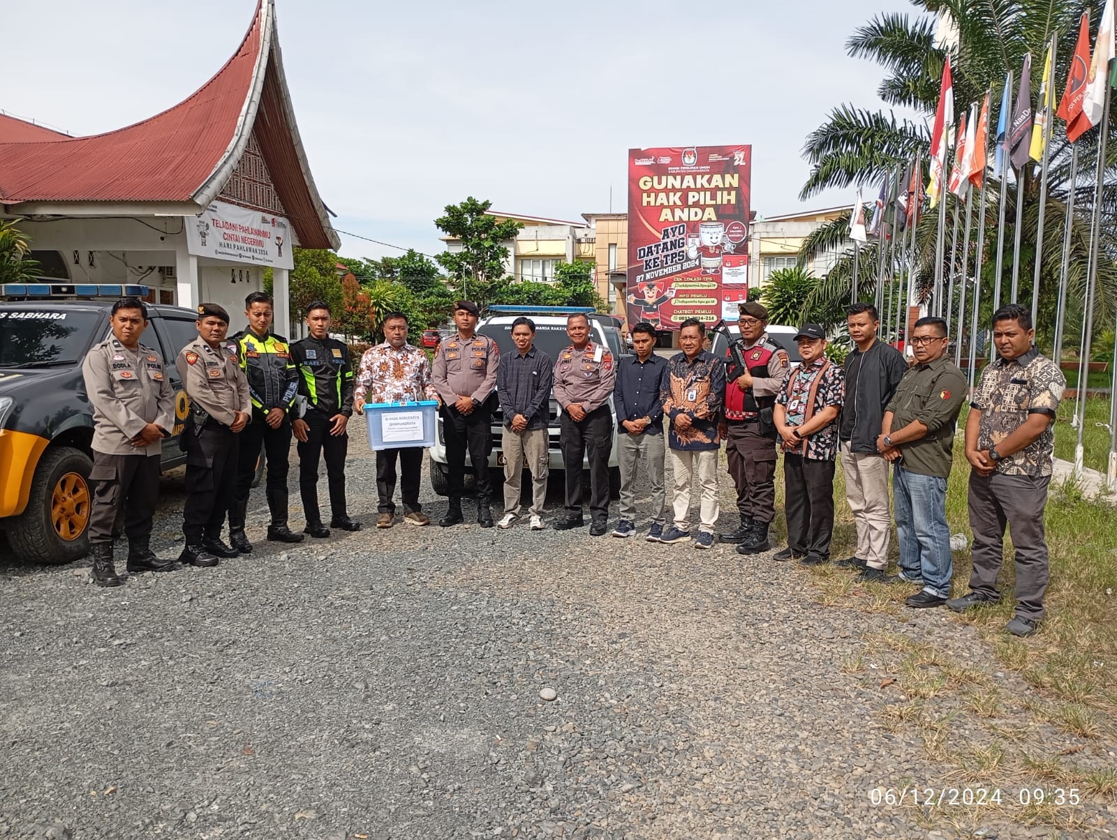Polres Dharmasraya Kawal Kotak Suara Hasil Rekapitulasi Pilkada 2024 ke KPU Provinsi