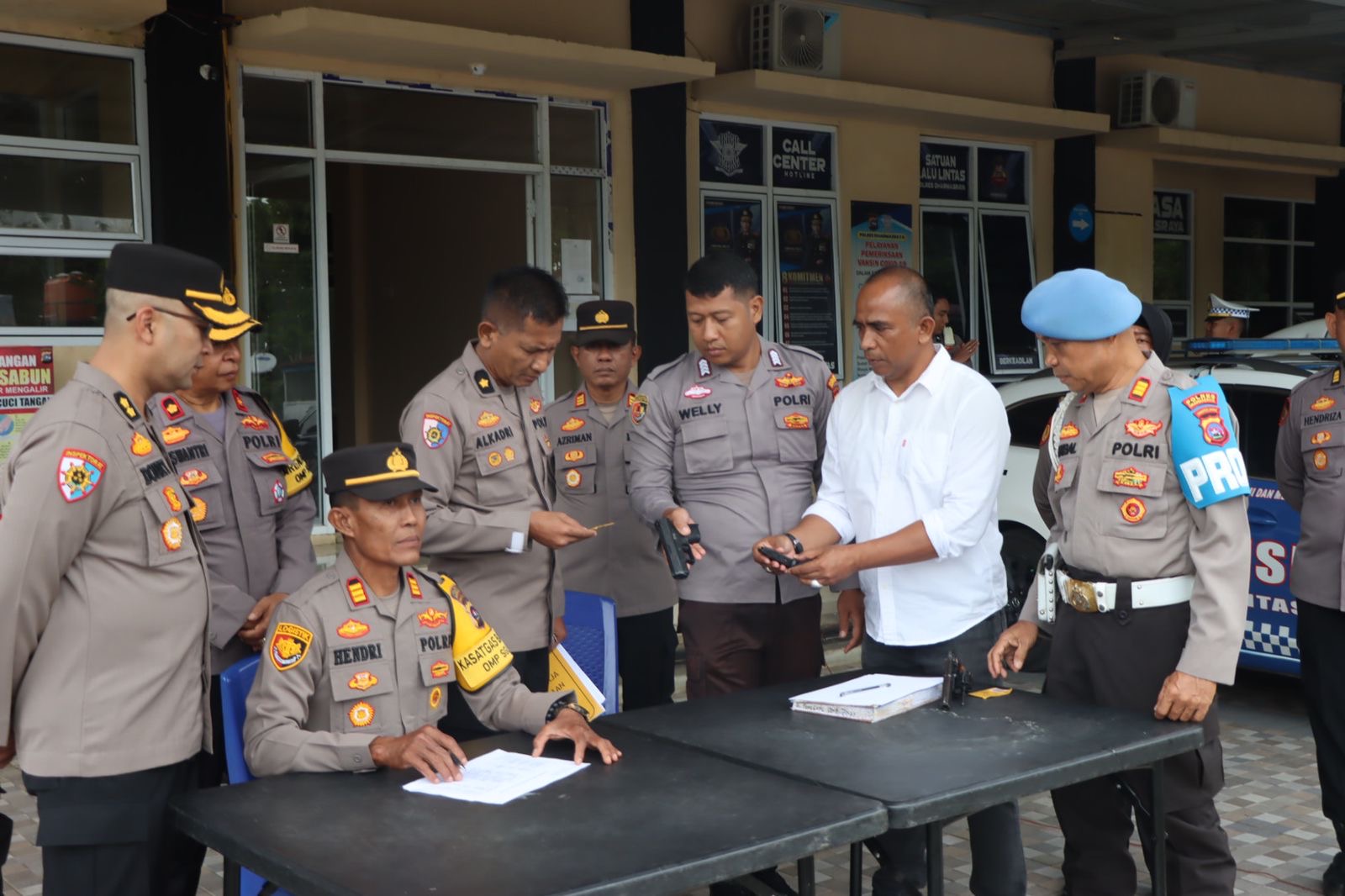 Kapolres Dharmasraya bersama Irbin II Itwasda Polda Sumbar AKBP. Donny.Bramantio.SIK  laksanakan Pemeriksaan Senpi Dinas  yang dipinjam pakaikan kepada Personel Polres Dharmasraya