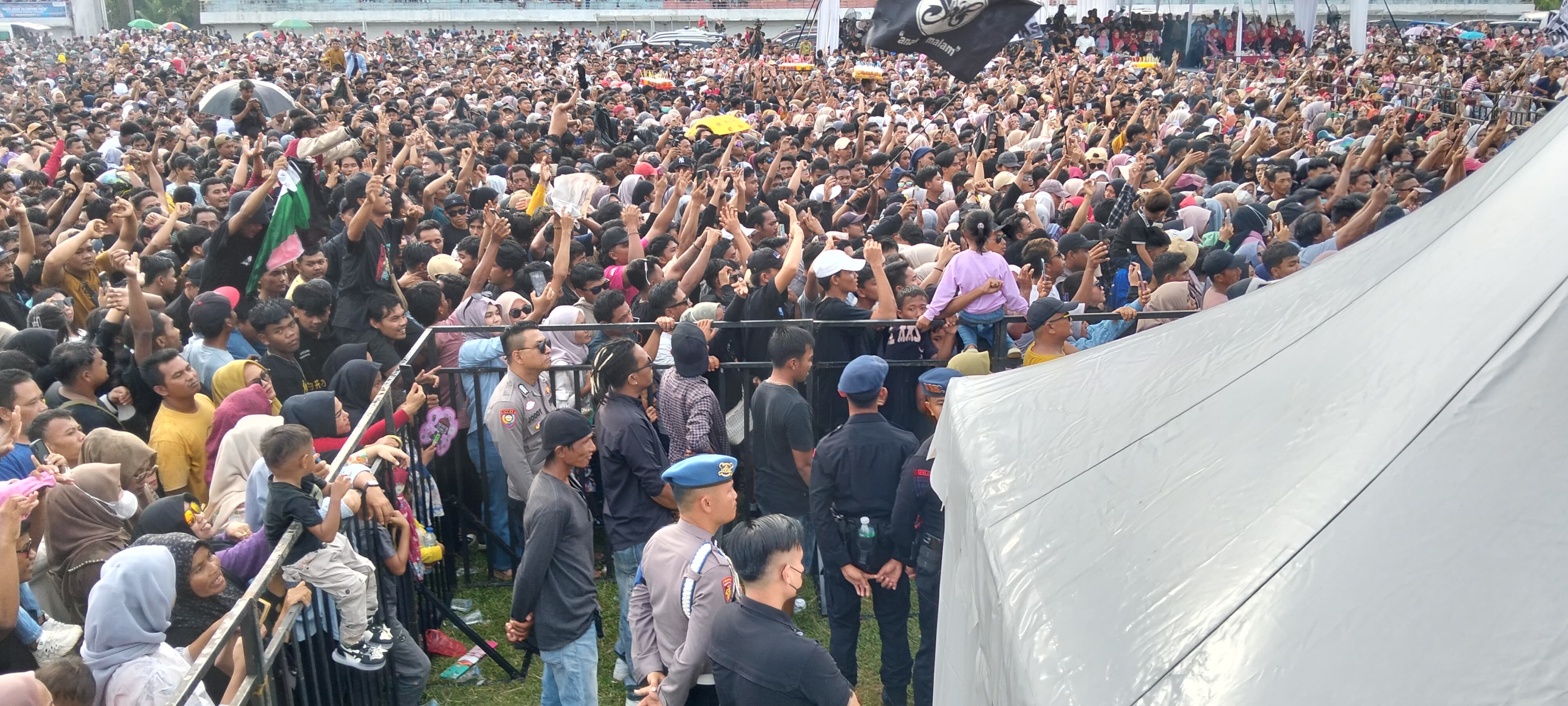 Polres Dharmasraya  Sukseskan Pengamanan terpadu Pemecahan Rekor MURI Talempong Pacik dan Konser Band Tip-X