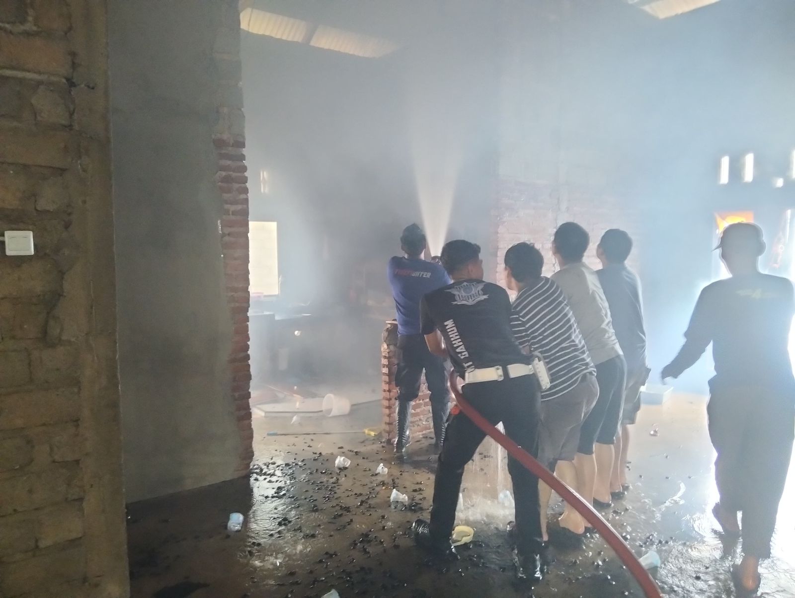 Personel Polres Dharmasraya Bersama Damkar dan Warga Berjibaku Padamkan Kebakaran Rumah Warga