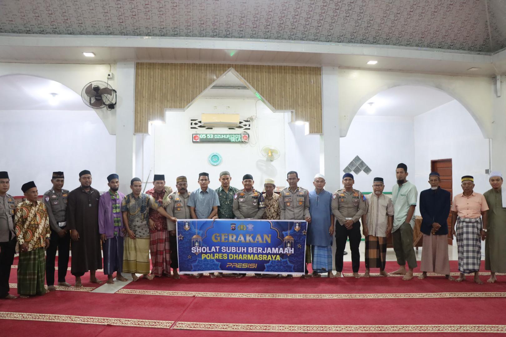 Personel Polres Dharmasraya Gelar Gerakan Subuh Berjamaah di Masjid Al-Kahairat Lawai