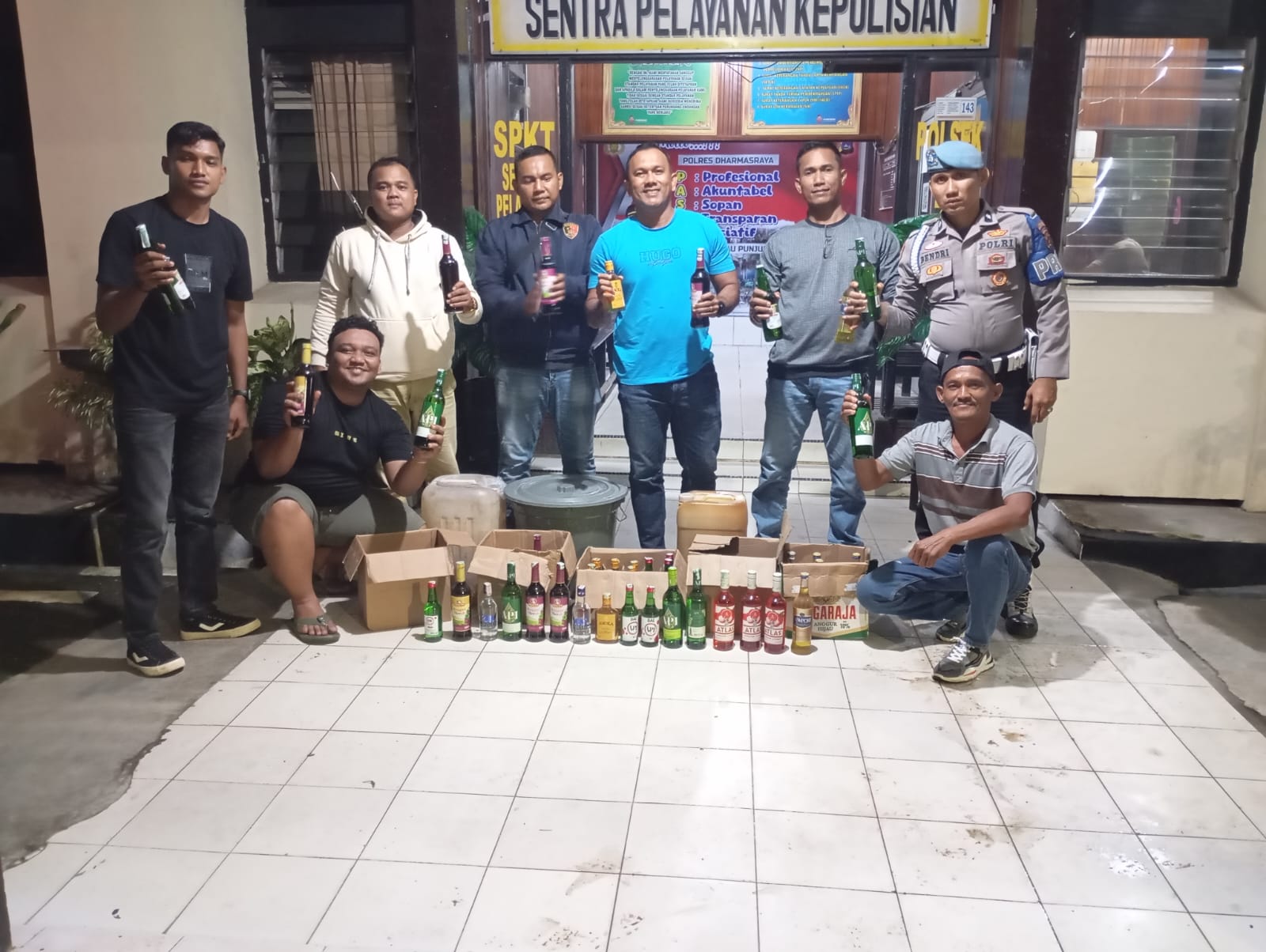 Kapolsek Pulau Punjung Pimpin Operasi Penyitaan Miras, Edukasi Masyarakat tentang Bahaya Konsumsi Ilegal