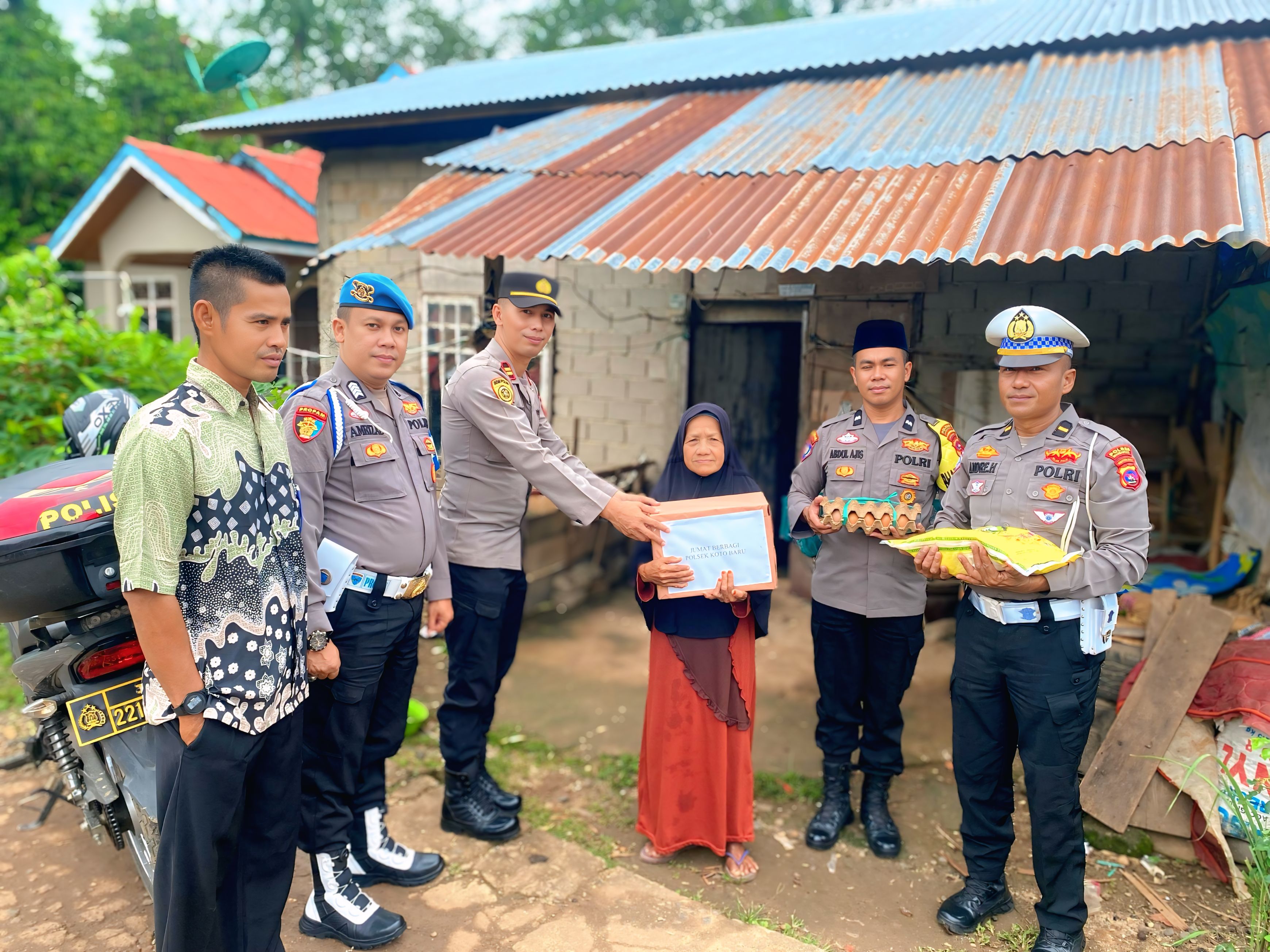 Polsek Koto Baru Jumat Berbagi, bagikan  Bantuan Sembako Kepada Warga