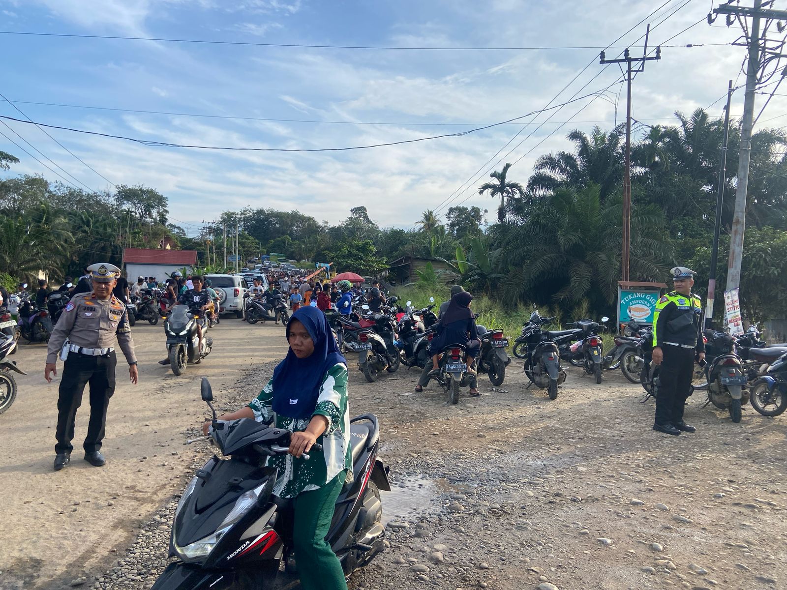 Polres Dharmasraya Lakukan Rekayasa Lalu Lintas Akibat Putusnya Jalinsum Menuju Jambi, padang dan pekanbaru