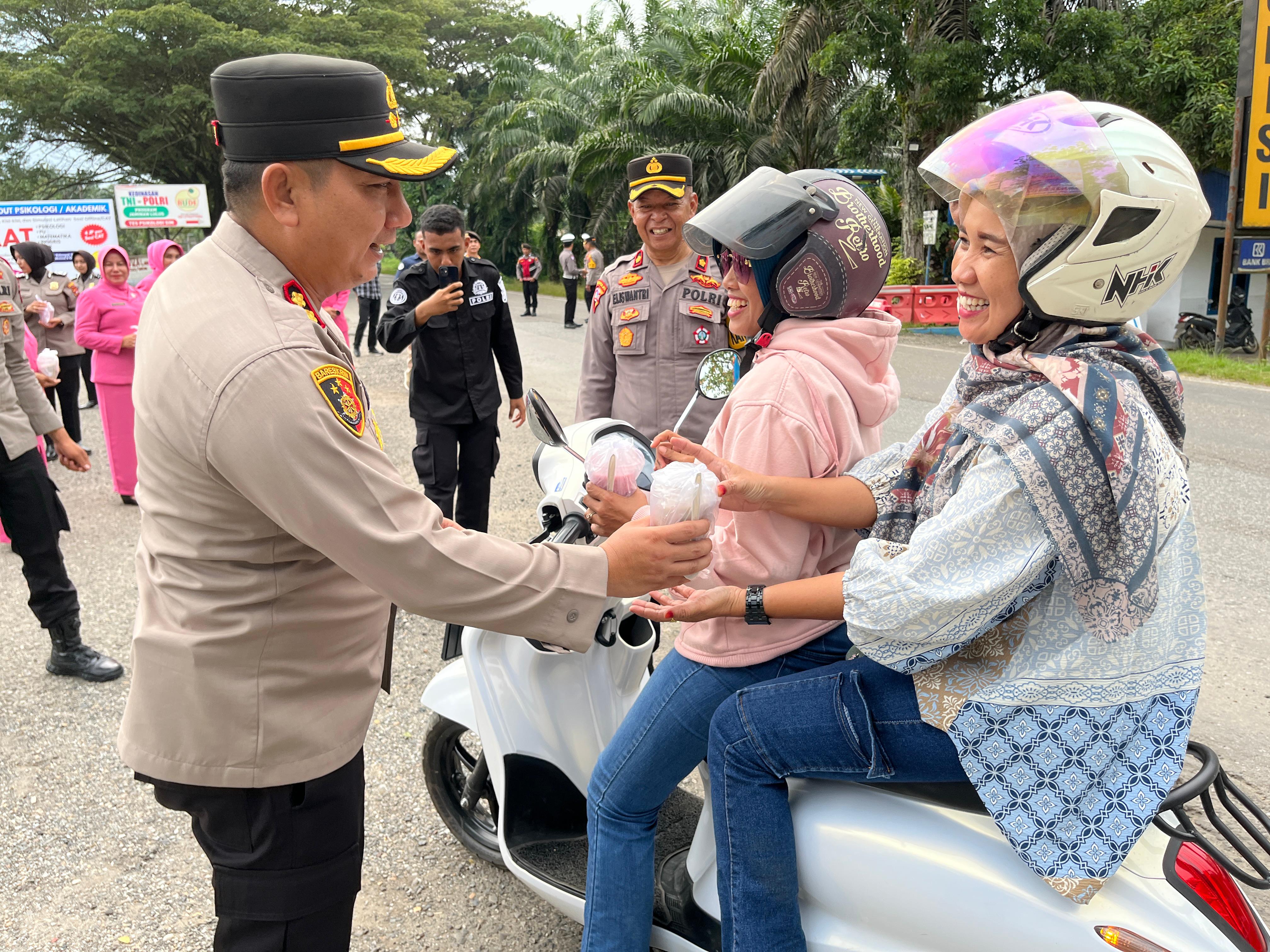 Kapolres Dharmasraya Pimpin Pembagian Takjil kepada Pengendara di Depan Mapolres