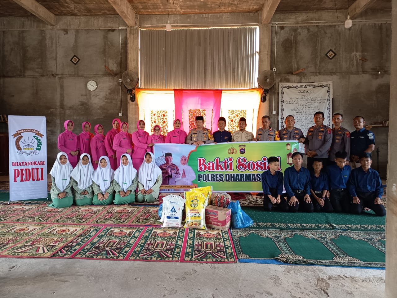 Polres Dharmasraya dan Bhayangkari Gelar Bakti Sosial di Pesantren Ulul Albab Koto Baru