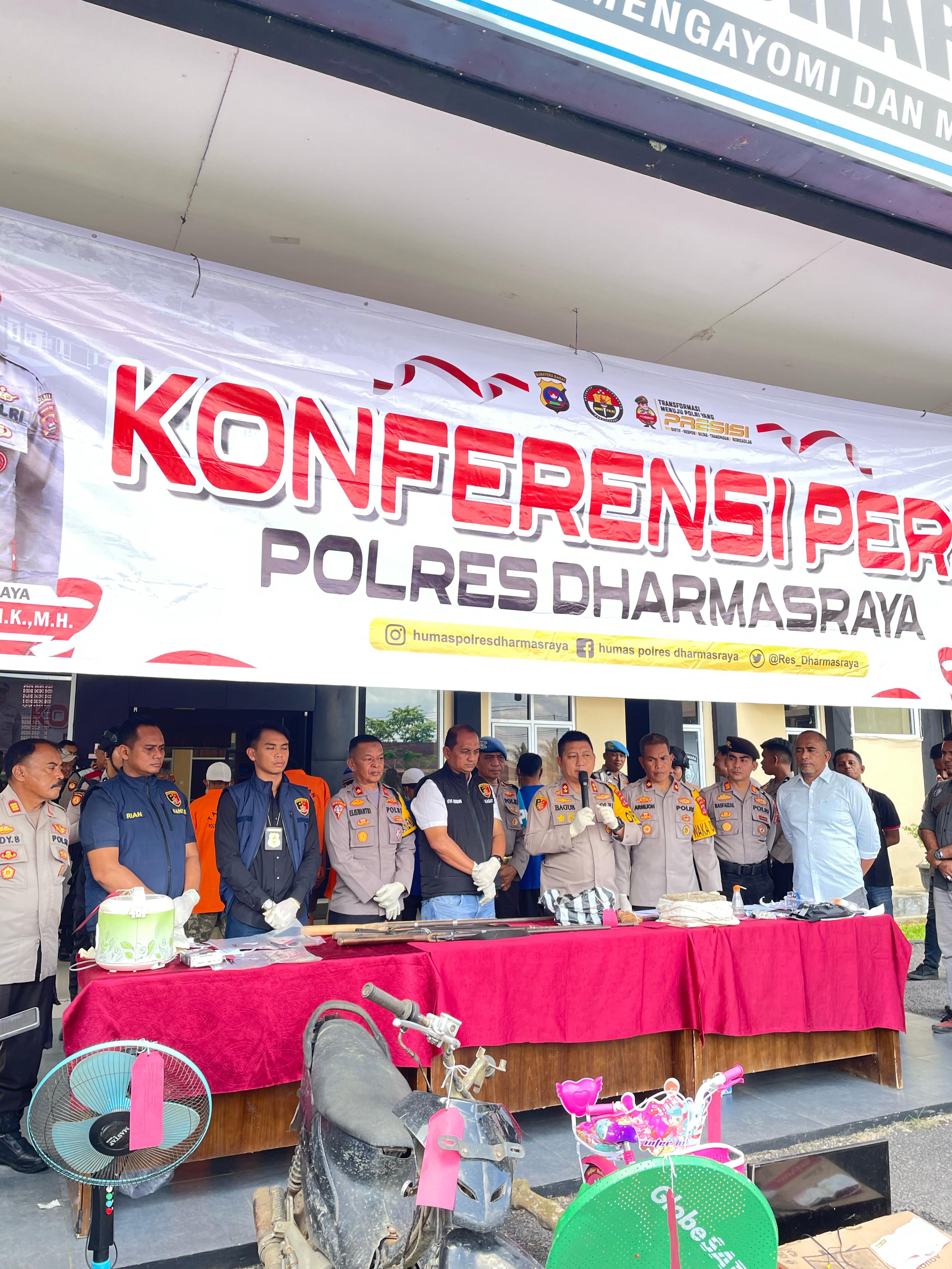 Polres Dharmasraya Gelar Konferensi Pers Ungkap Kasus Menonjol Selama Maret 2025, Dua Pelaku Curas Diamankan di Polres Dharmasraya