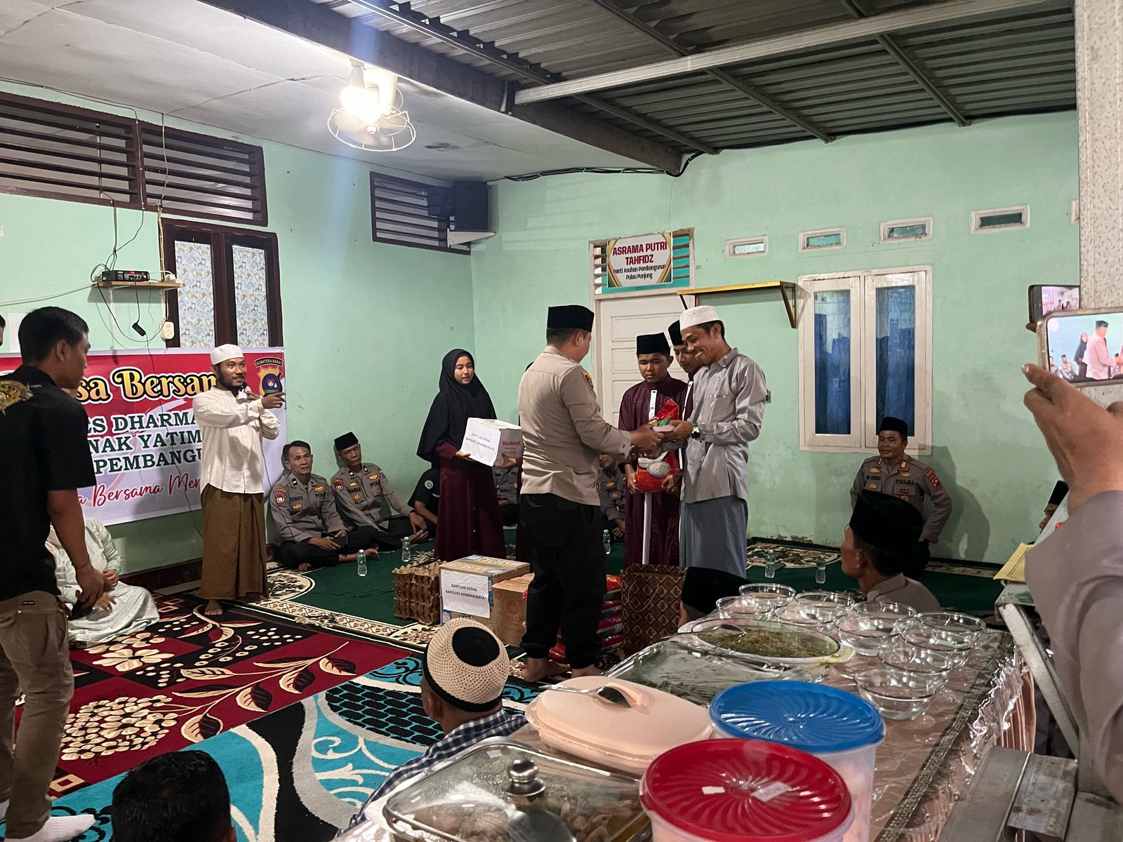 Polres Dharmasraya  Buka Puasa Bersama dan Berikan Santunan kepada Anak Panti Asuhan