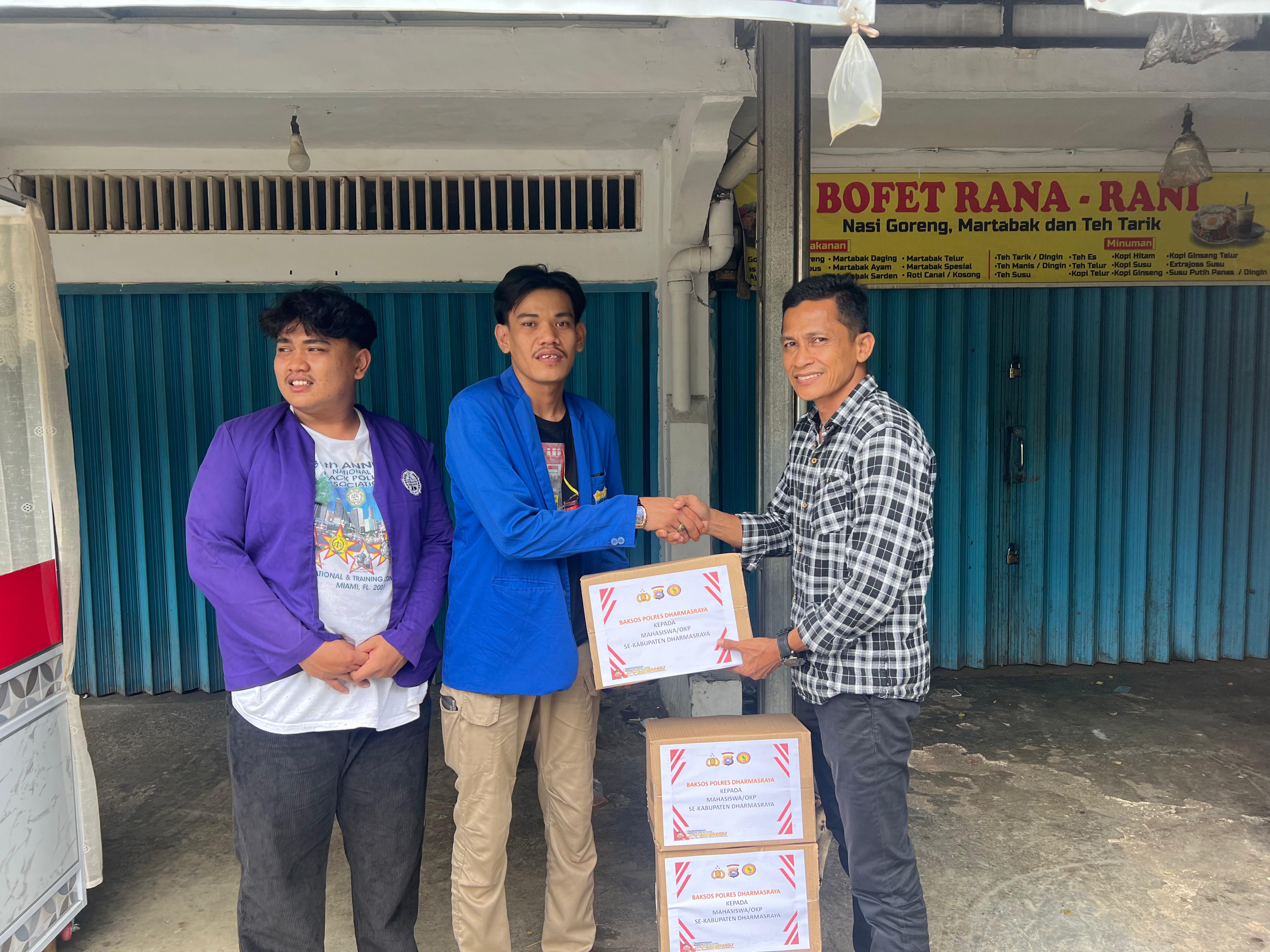 Bakti Sosial Sat Intelkam Polres Dharmasraya Bersama Aliansi Mahasiswa Sambut Bulan Suci Ramadhan 1446 H