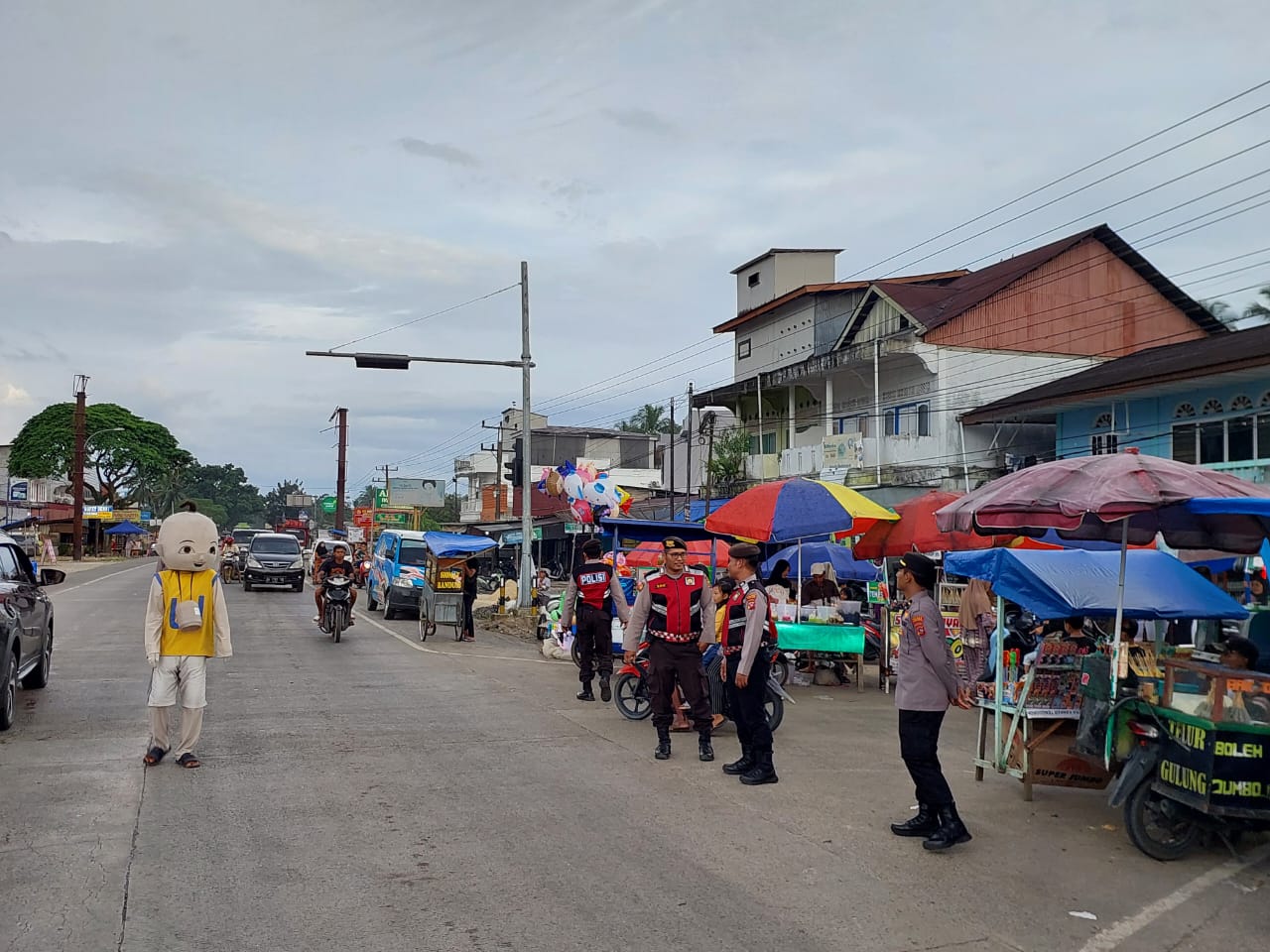 Personel Gabungan Polres Dharmasraya Amankan Arus Lalu Lintas di Pasar Pabukoan Sikabau dan Pulau Punjung