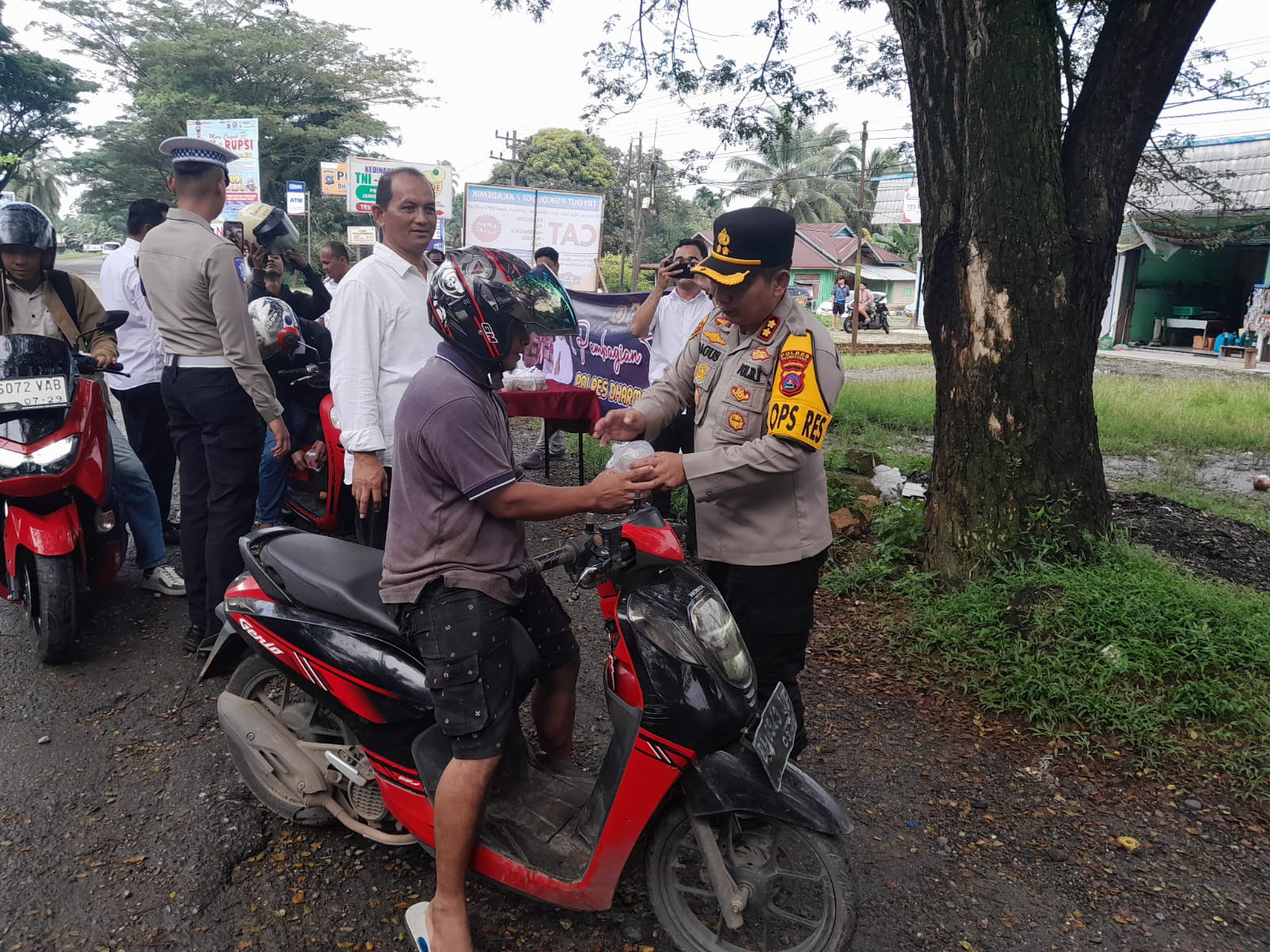 Kapolres Dharmasraya Bagikan Takjil kepada Pengendara di Jalan Lintas Sumatera