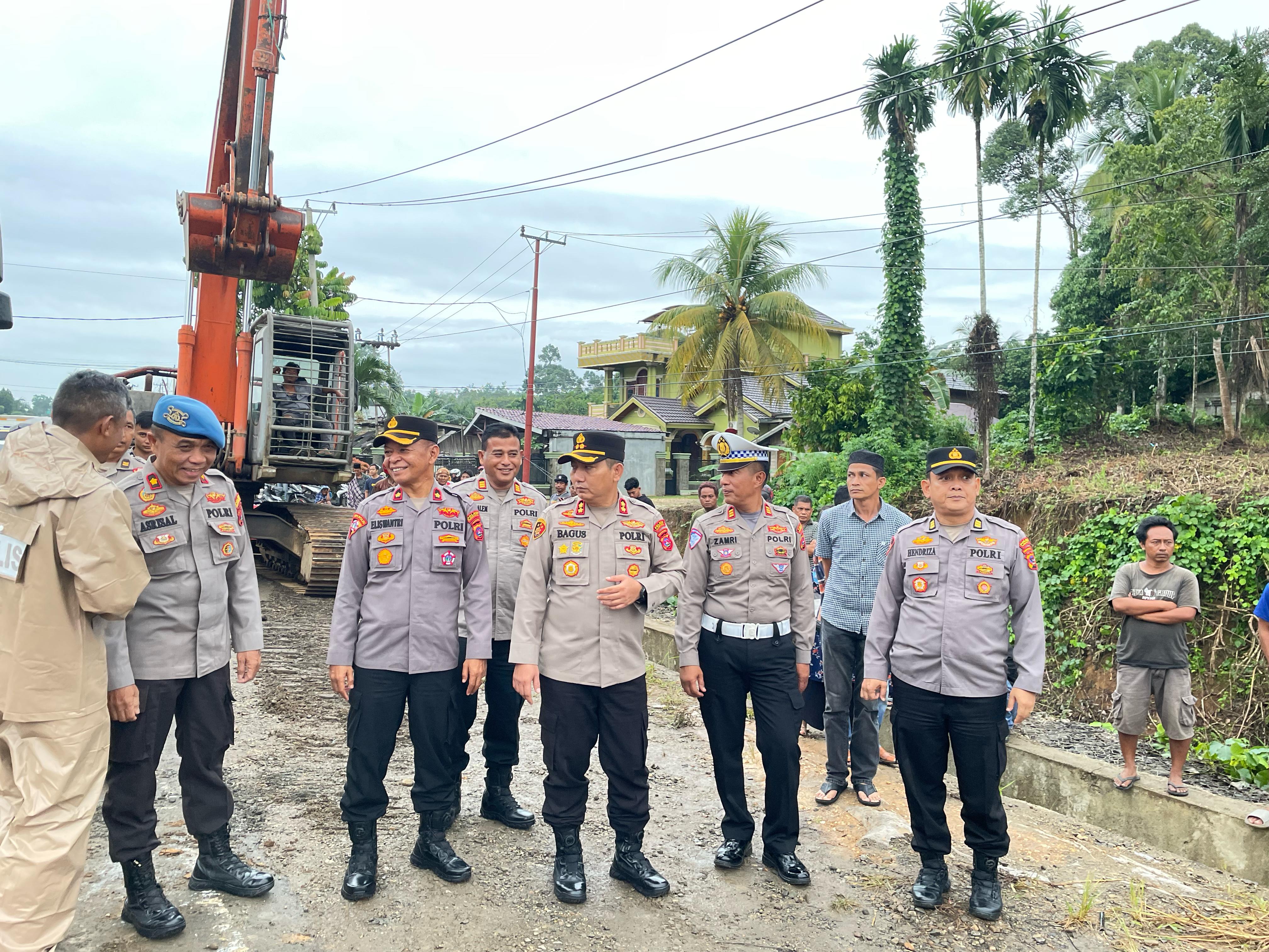 Kapolres Dharmasraya Tinjau Pembuatan Jembatan Darurat Penghubung Sumbar-Jambi
