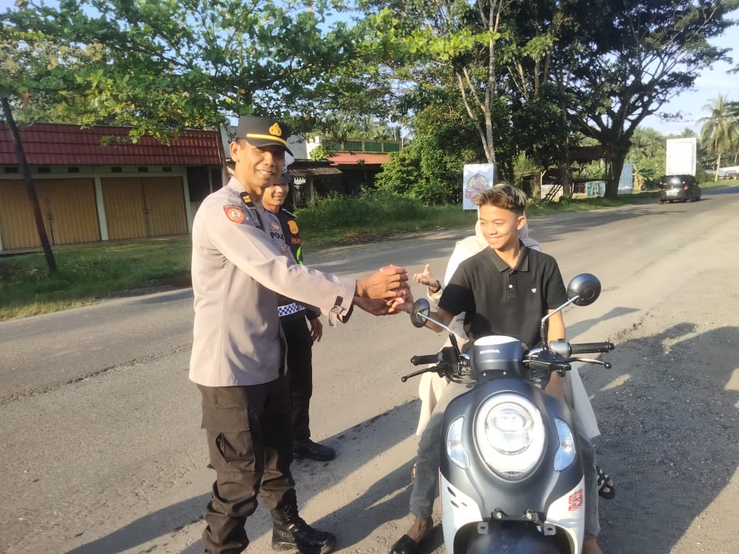 Personel SPKT dan Sium Polres Dharmasraya Bagikan Takjil kepada Pengguna Jalan