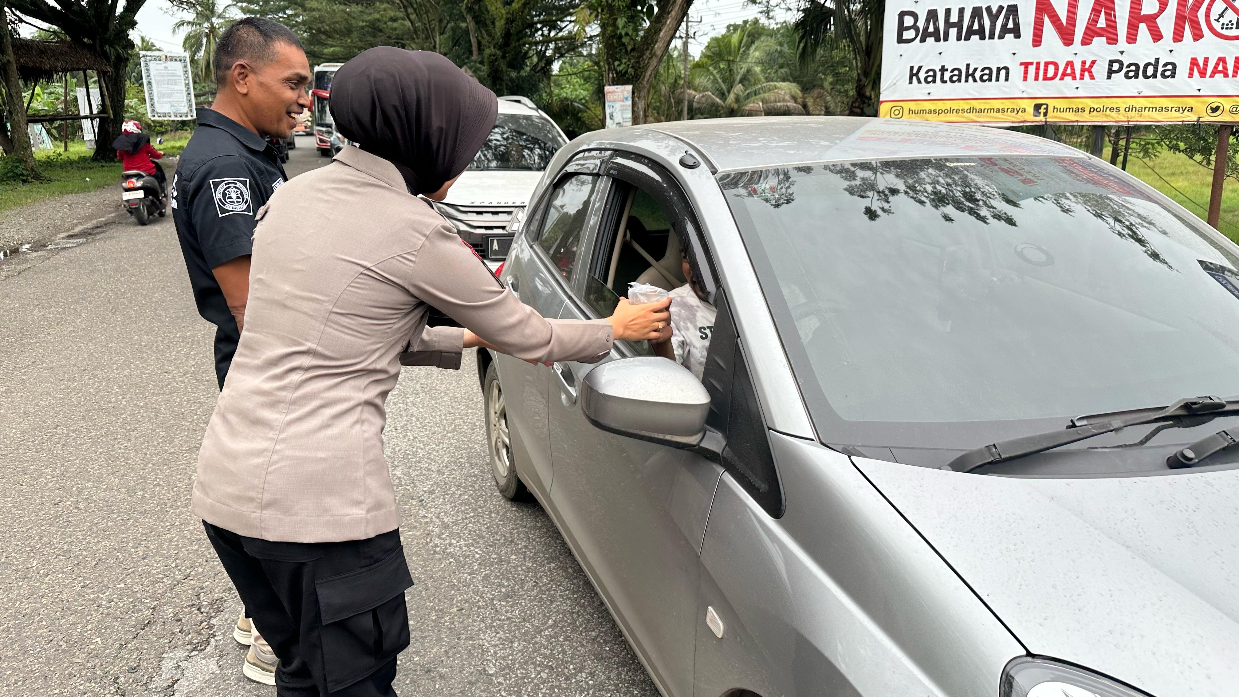 Kapolres Dharmasraya bersama bag Ren, Sie Humas, dan Sie Kum Bagikan Takjil kepada Pengendara