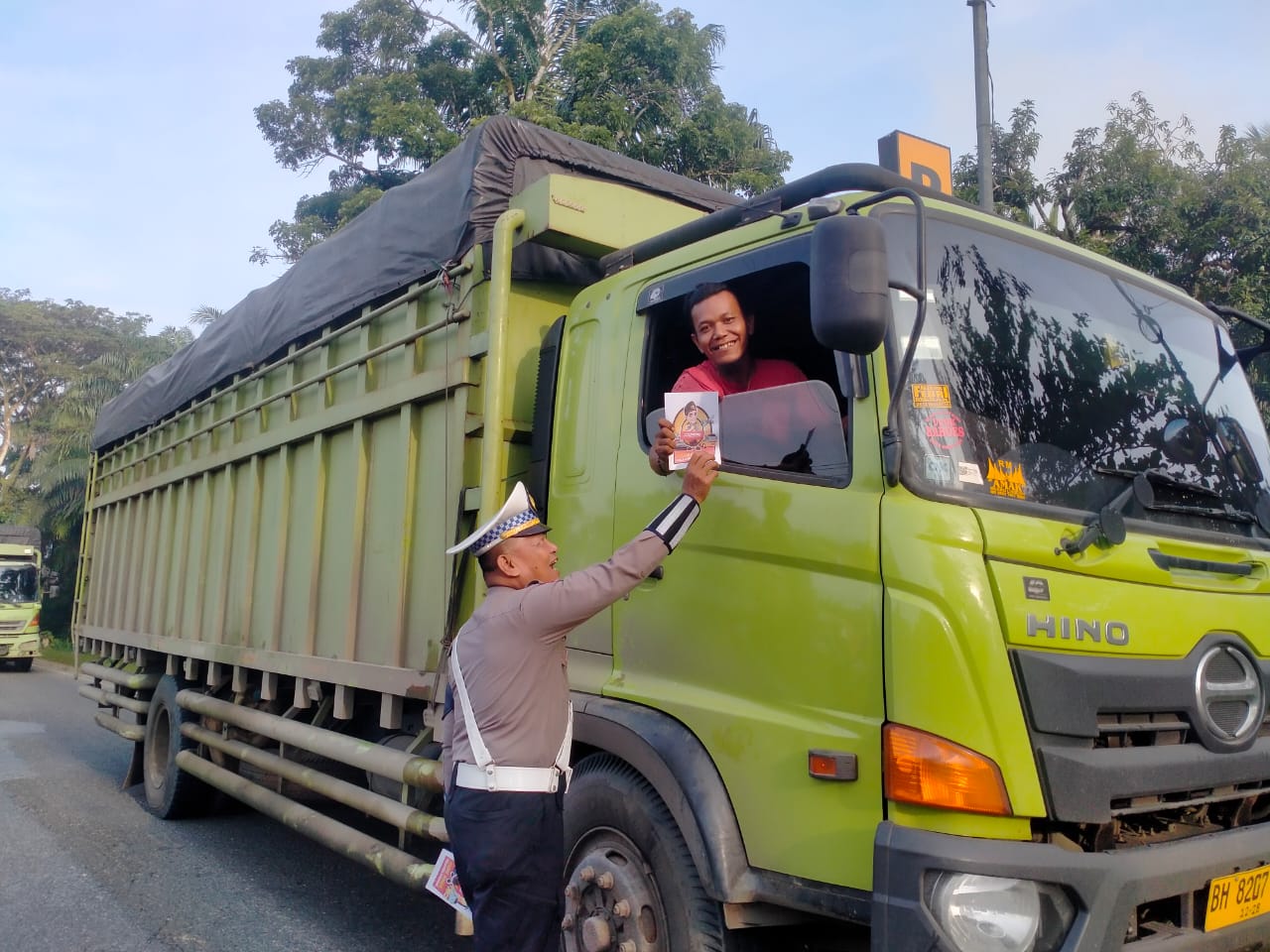 Sat Lantas Polres Dharmasraya Sosialisasikan “Mudik Aman, Keluarga Nyaman” Melalui Selebaran dan Stiker