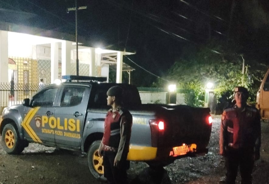 Personel Sat Samapta Polres Dharmasraya Amankan Salat Tarawih di Masjid Nurul Mukhlisin