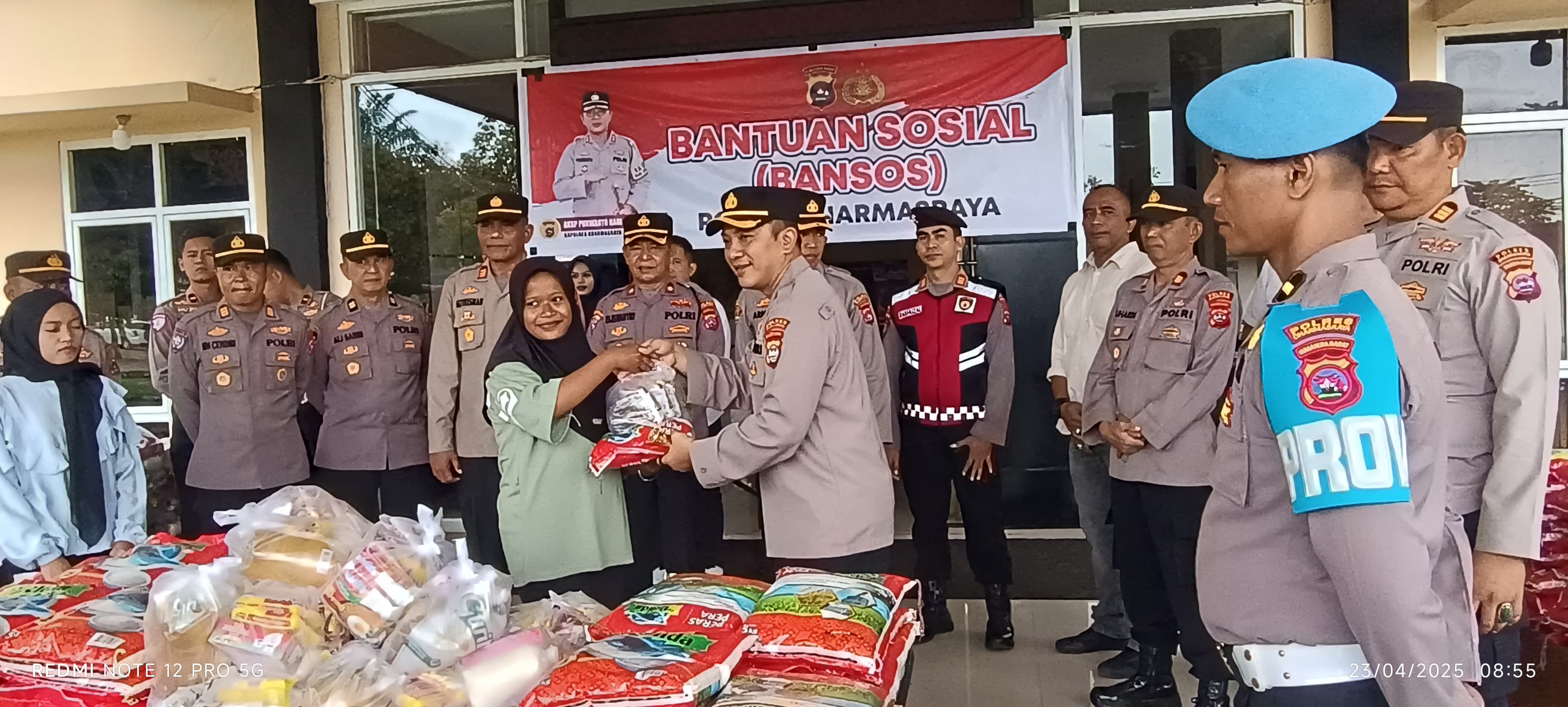 Polres Dharmasraya Salurkan Bantuan Sosial kepada Warga Blok B Sitiung