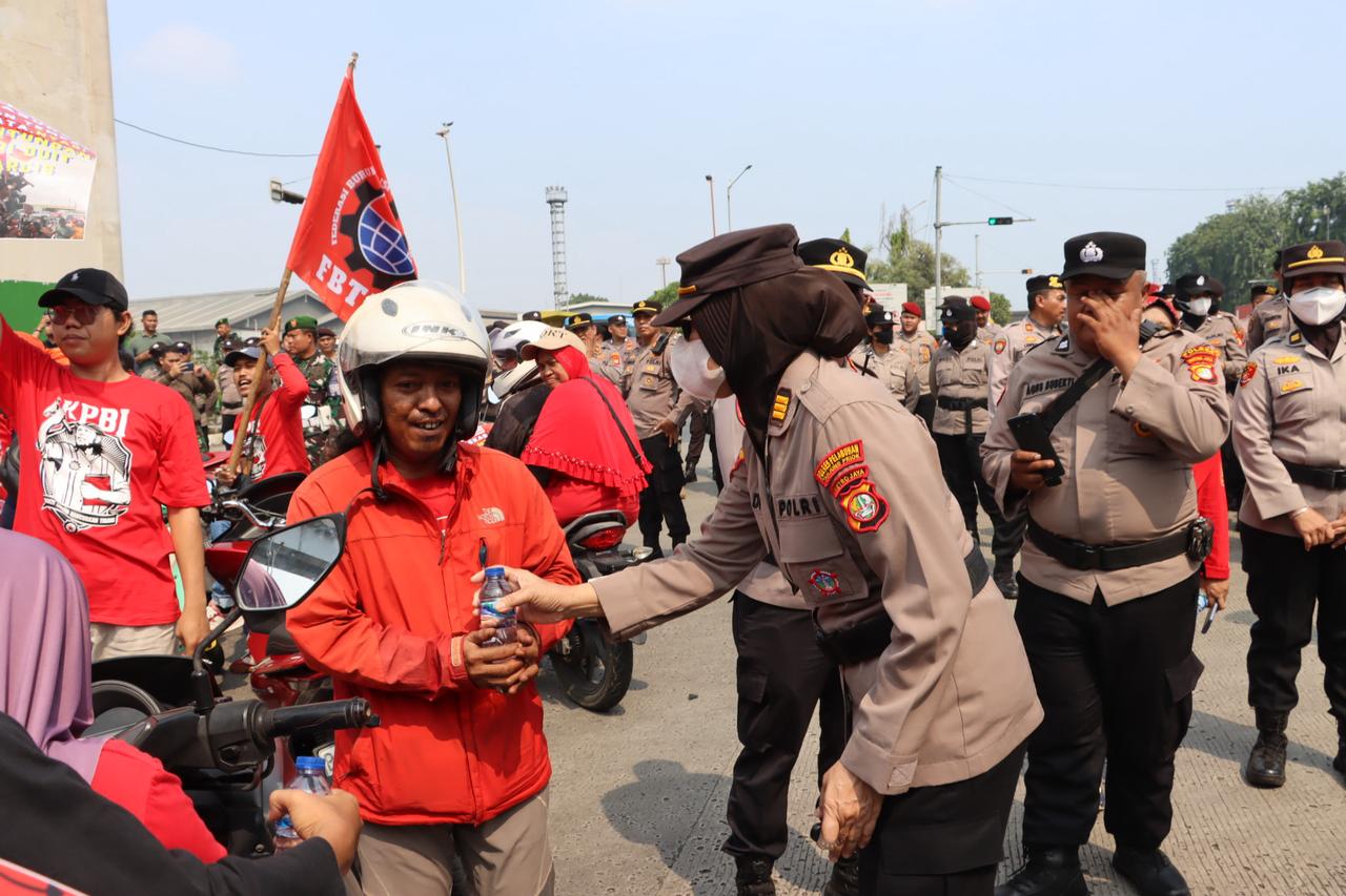 Aksi Humanis Polres Pelabuhan Tanjung Priok Bagikan Minum dan Roti Saat Buruh Rayakan May Day