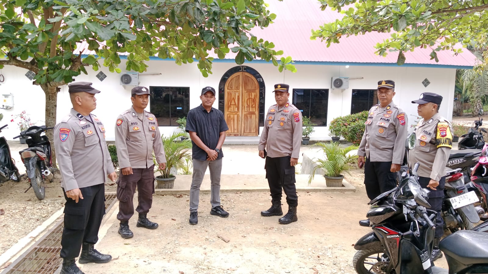 Kapolsek Sungai Rumbai Pimpin Langsung Pengamanan Ibadah Kenaikan Isa Almasih di Tiga Gereja