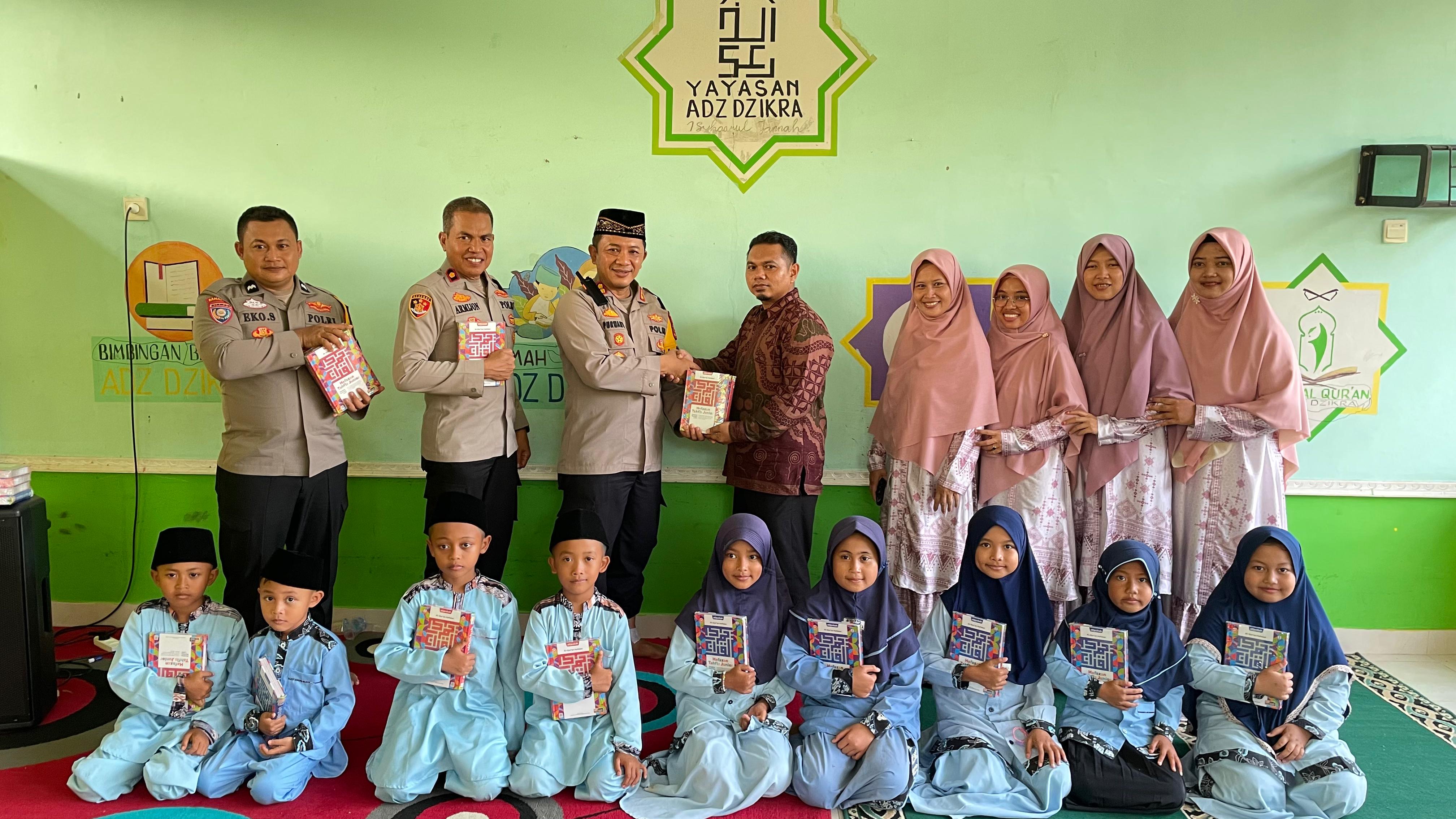 Kapolres Dharmasraya Bantu Al-Qur’an untuk Yayasan Adz Dzikra Isyarul Jannah